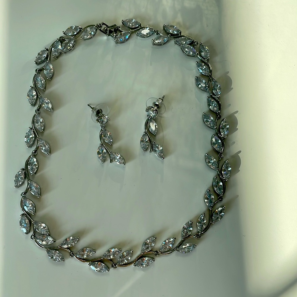 Stunning necklace and earring set in Ivy leaf pattern